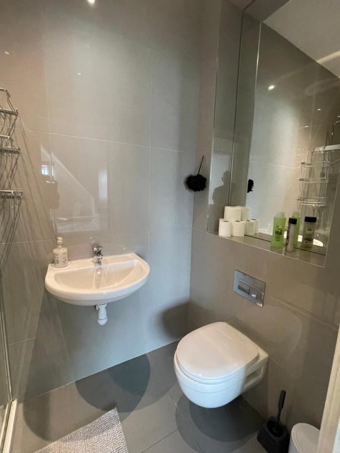 2 Bedroom 2 Bathroom Apartment 8 Including Free Parking Bromley Bagian luar foto